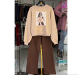 brown flapper plain with beige sweatshirt selfie girl
